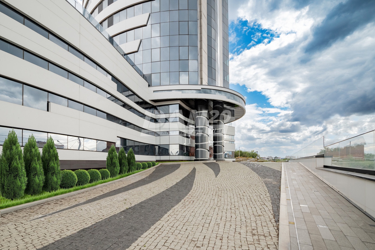 Торговая площадь 13515 м²