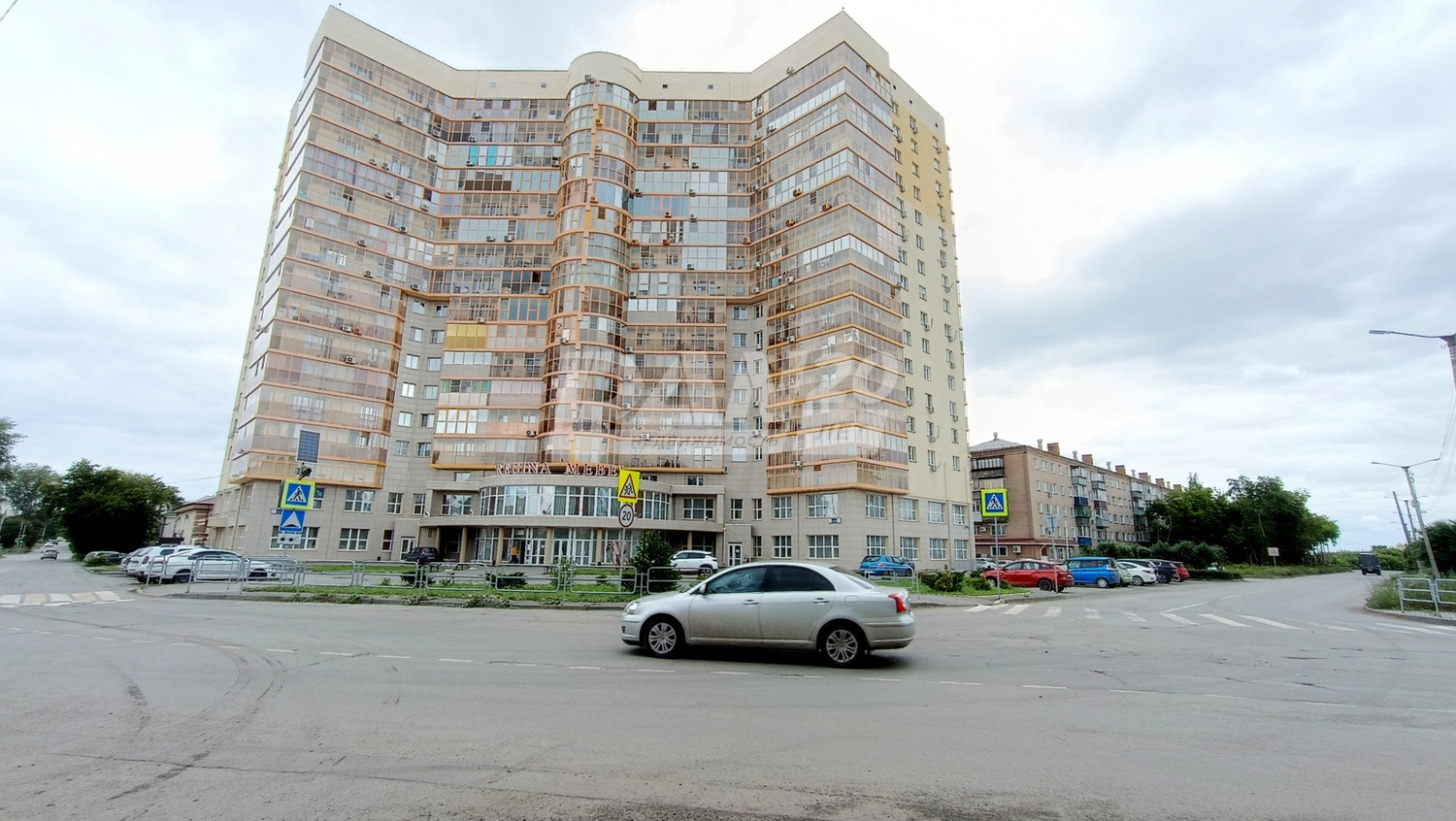 Торговая площадь 2130 м²