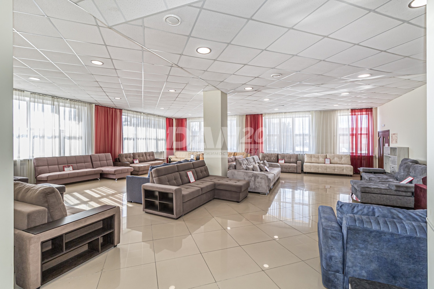 Торговая площадь 2130 м²