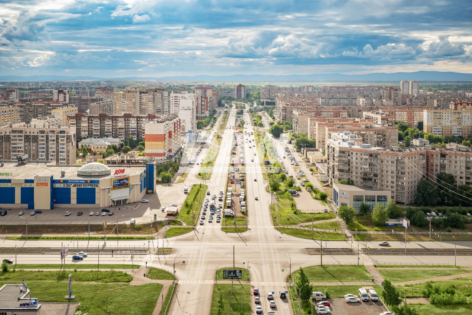 Торговая площадь 13515 м²