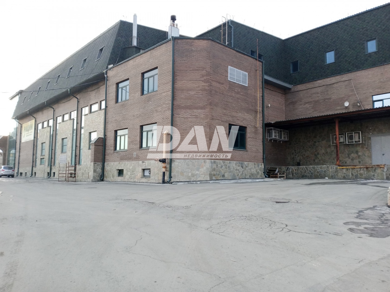 Торговое помещение 980 м²