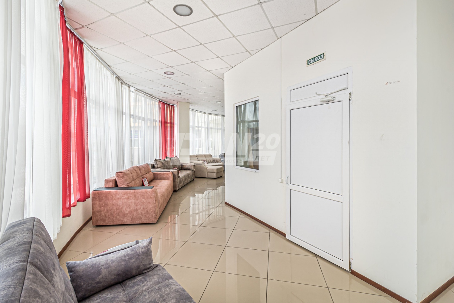 Торговая площадь 2130 м²