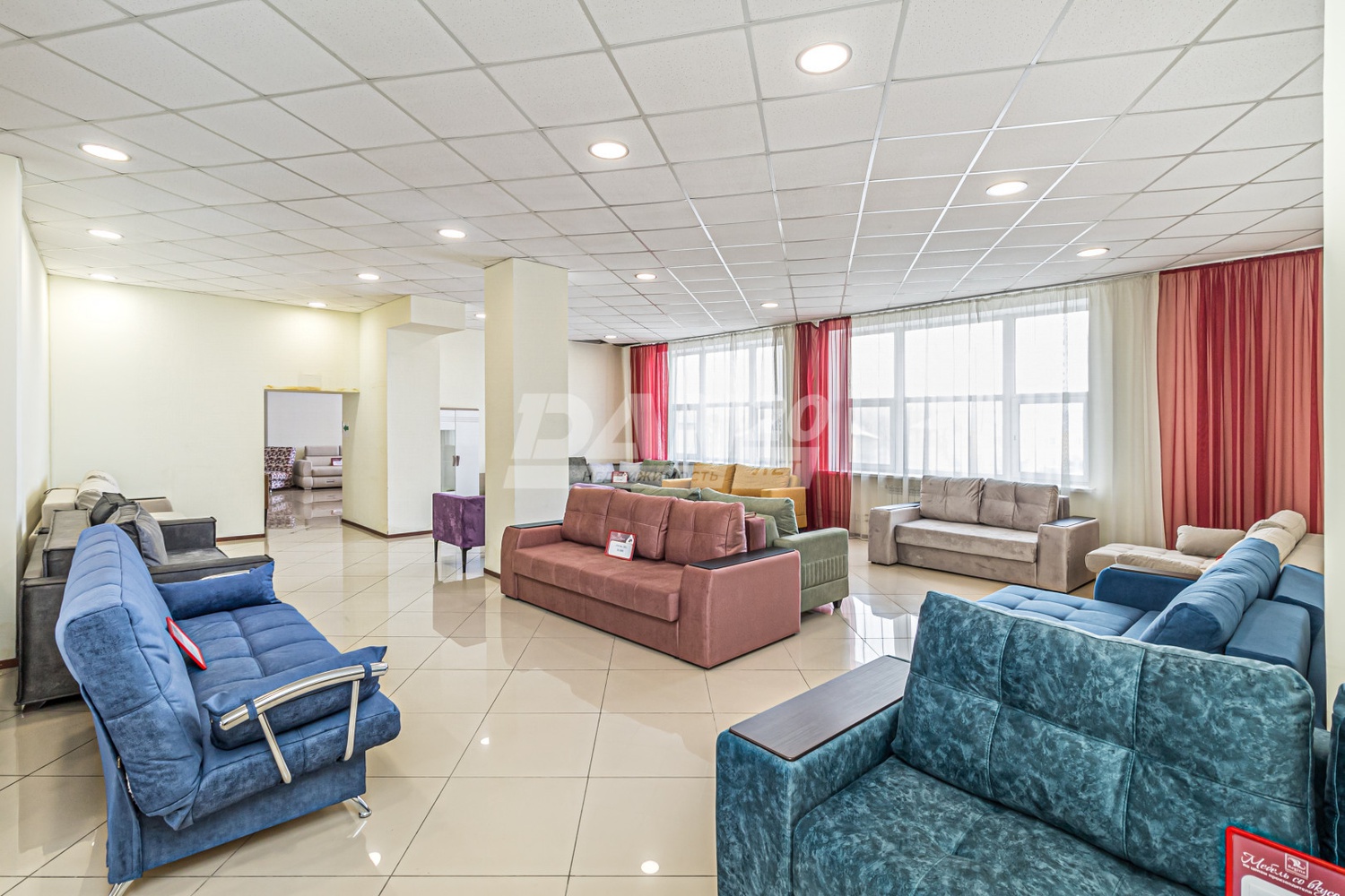 Торговая площадь 2130 м²
