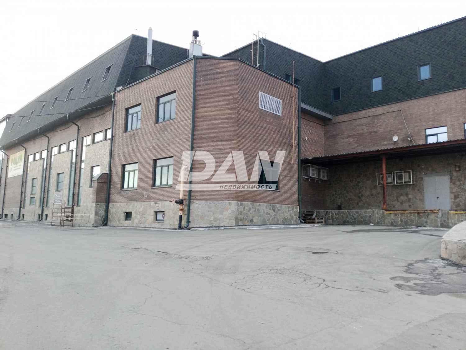 Торговое помещение 980 м²